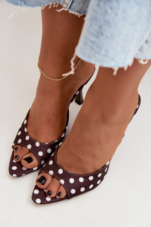 Sandalias con tacones finos y lunares de color chocolate Pevra
