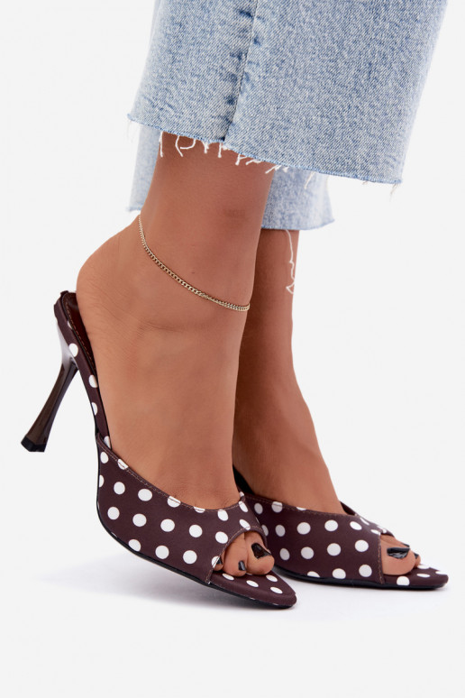 Sandalias con tacones finos y lunares de color chocolate Pevra