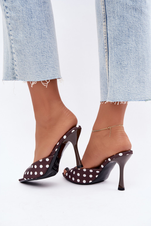 Sandalias con tacones finos y lunares de color chocolate Pevra