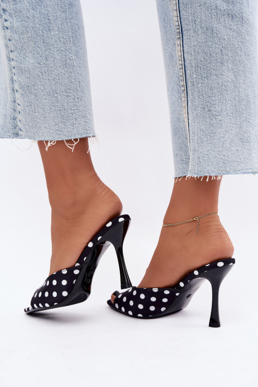 Sandalias con tacones finos y lunares de color negro Pevra