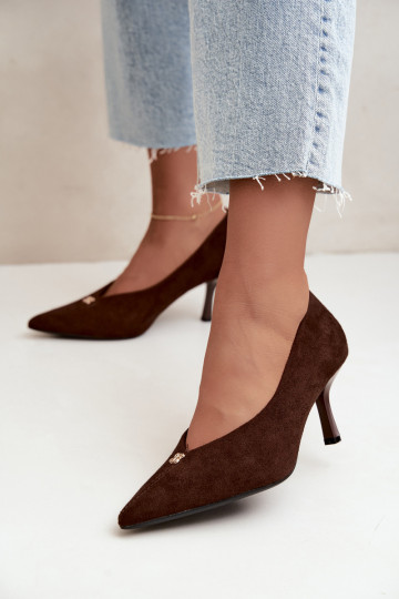 Sandalias de ante sintético con detalles dorados de color chocolate Adessa