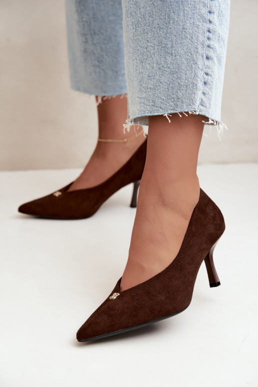 Sandalias de ante sintético con detalles dorados de color chocolate Adessa