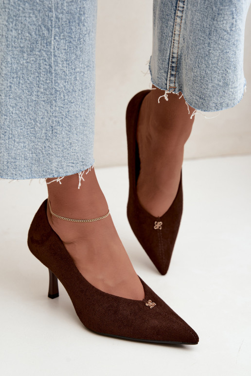 Sandalias de ante sintético con detalles dorados de color chocolate Adessa