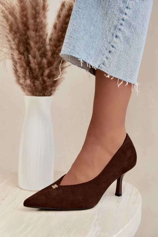 Sandalias de ante sintético con detalles dorados de color chocolate Adessa