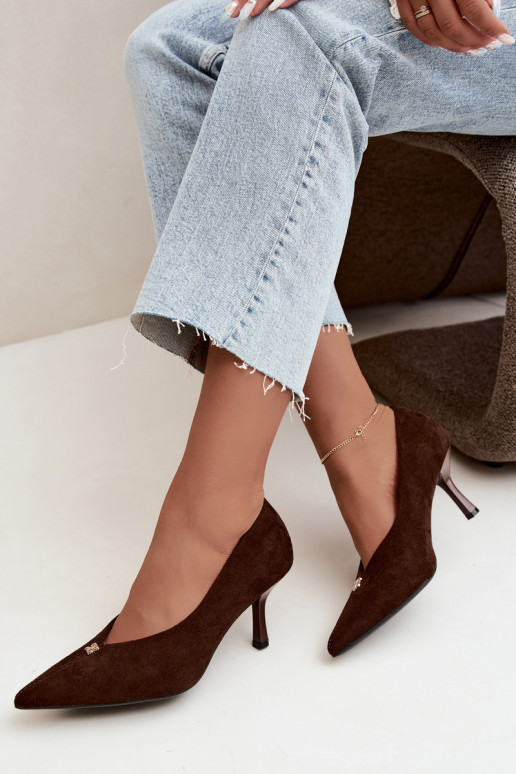 Sandalias de ante sintético con detalles dorados de color chocolate Adessa