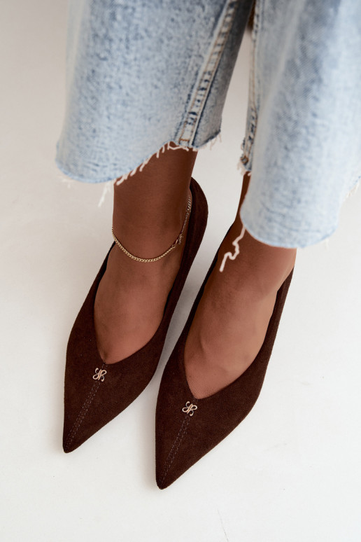 Sandalias de ante sintético con detalles dorados de color chocolate Adessa