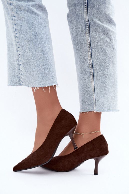 Sandalias de ante sintético con detalles dorados de color chocolate Adessa