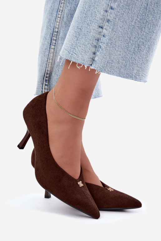 Sandalias de ante sintético con detalles dorados de color chocolate Adessa