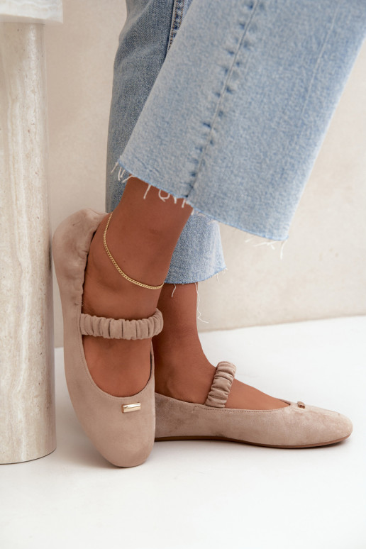 Sandalias con detalles decorativos en color arena Brinelle