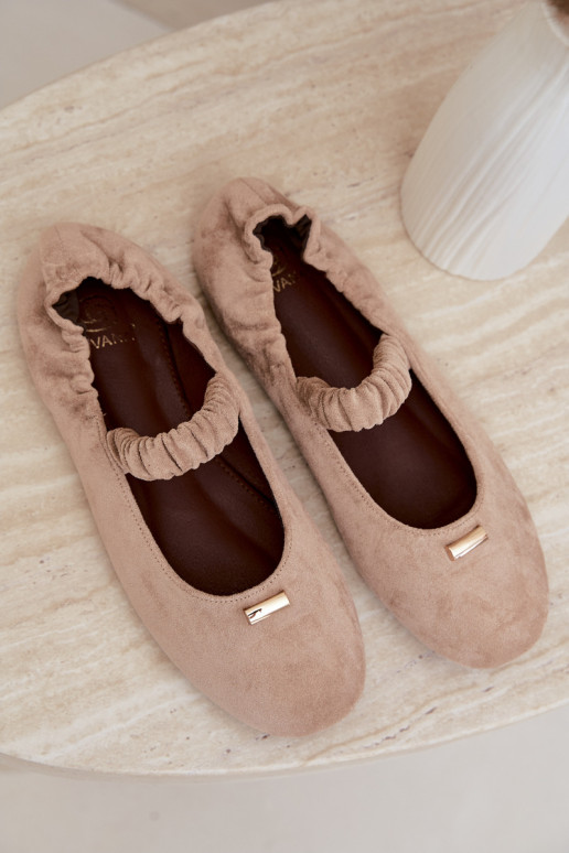 Sandalias con detalles decorativos en color arena Brinelle