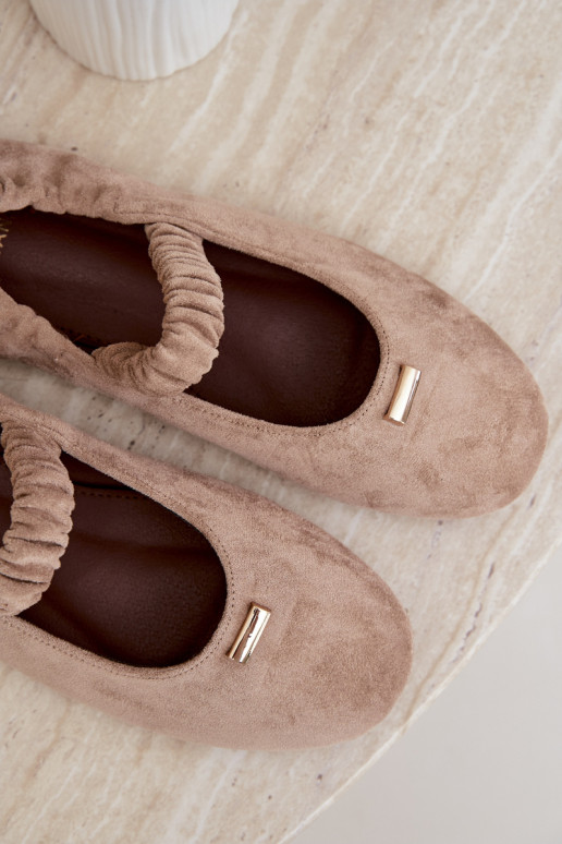 Sandalias con detalles decorativos en color arena Brinelle