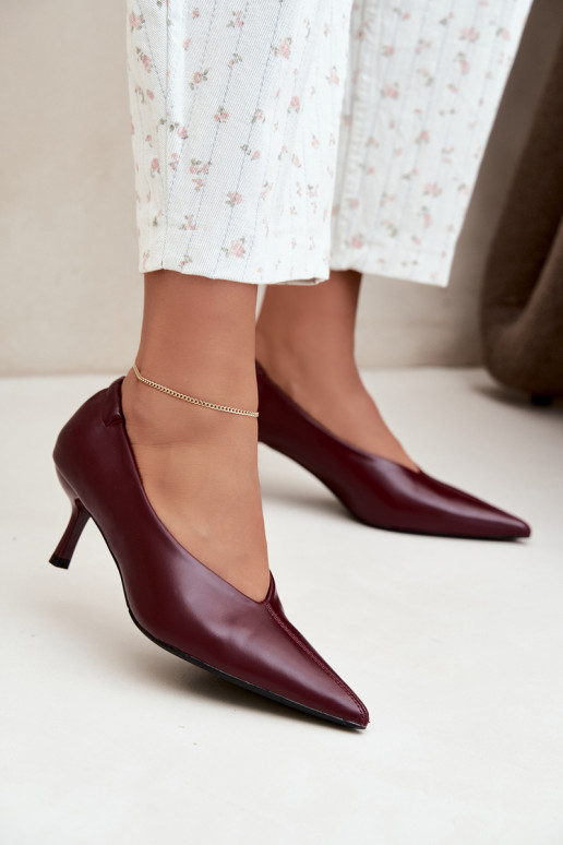 Tacones con bordados y elementos decorativos en color burdeos Dalis