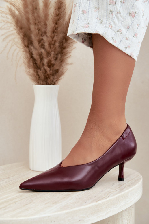Tacones con bordados y elementos decorativos en color burdeos Dalis