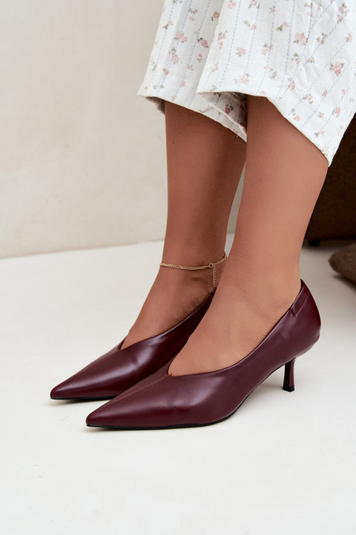 Tacones con bordados y elementos decorativos en color burdeos Dalis