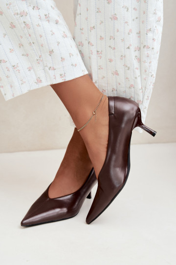 Tacones con bordados y elementos decorativos en color chocolate Dalis