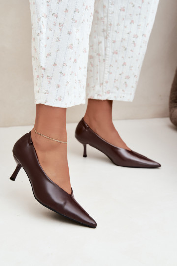 Tacones con bordados y elementos decorativos en color chocolate Dalis 2