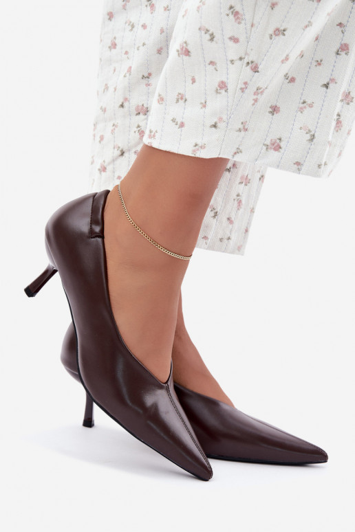 Tacones con bordados y elementos decorativos en color chocolate Dalis
