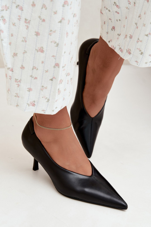 Tacones con bordados y elementos decorativos en color negro Dalis