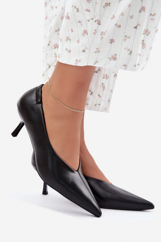 Tacones con bordados y elementos decorativos en color negro Dalis