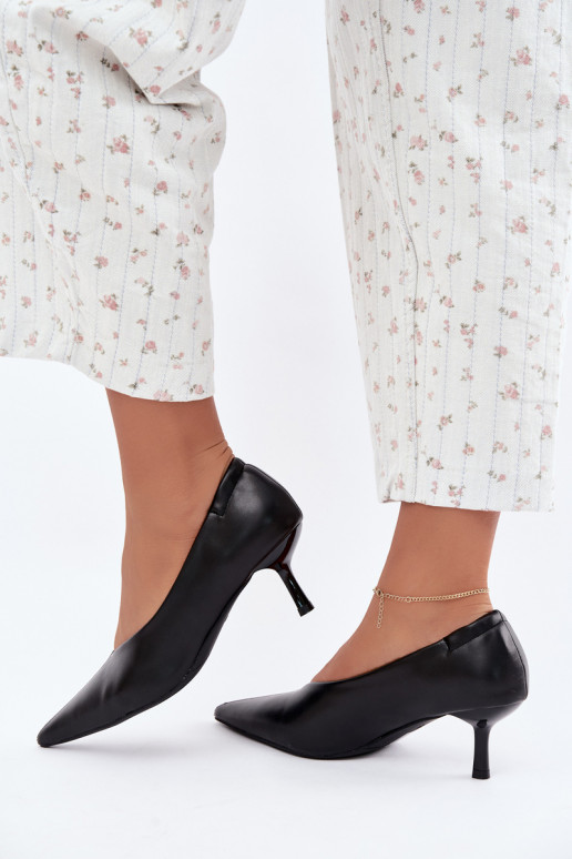 Tacones con bordados y elementos decorativos en color negro Dalis