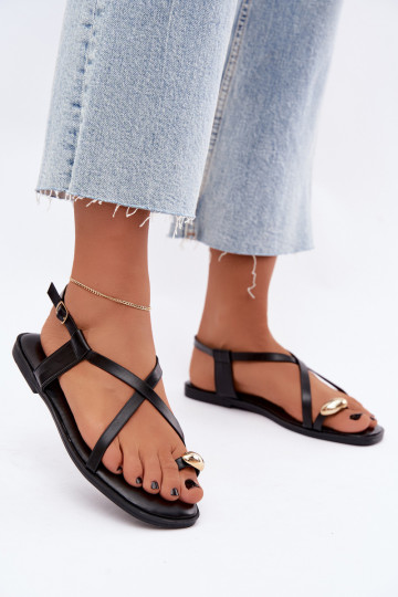 Sandalias planas con elementos elegantes en color negro Vensy