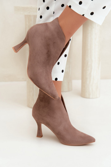 botines para mujer con recortes y tacones en color arena Jelya