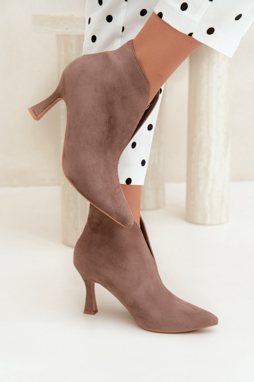 botines para mujer con recortes y tacones en color arena Jelya