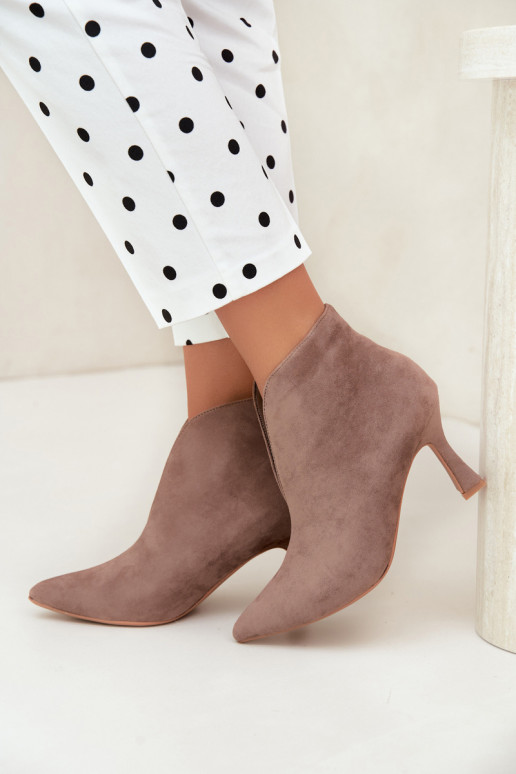 botines para mujer con recortes y tacones en color arena Jelya