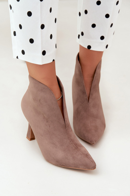 botines para mujer con recortes y tacones en color arena Jelya