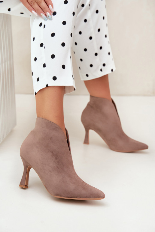 botines para mujer con recortes y tacones en color arena Jelya