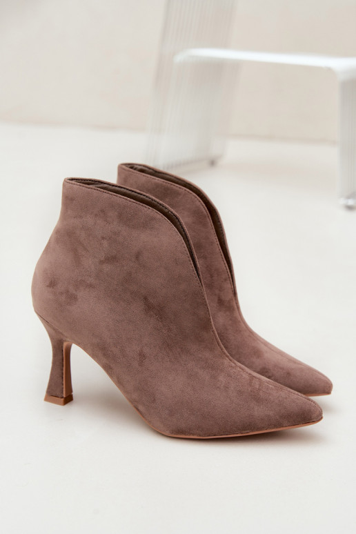 botines para mujer con recortes y tacones en color arena Jelya