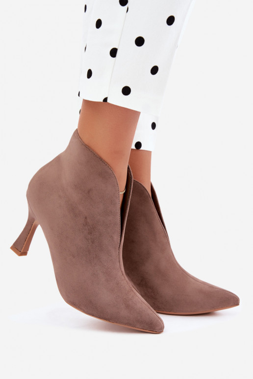 botines para mujer con recortes y tacones en color arena Jelya