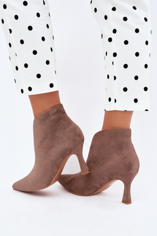botines para mujer con recortes y tacones en color arena Jelya