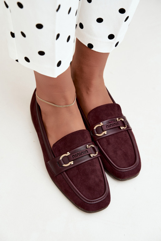 Mocasines burdeos con elementos decorativos Evelora