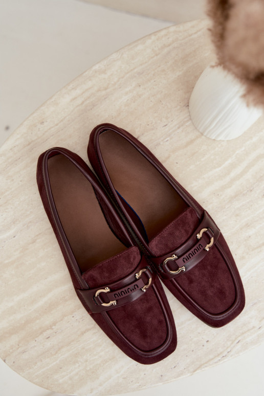 Mocasines burdeos con elementos decorativos Evelora