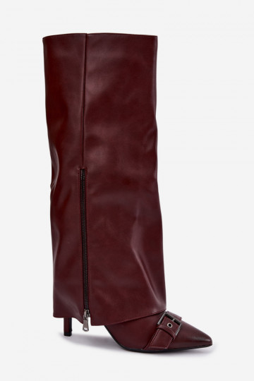 botas altas aisladas con tacones finos y hebillas en color burdeos Kelra 2