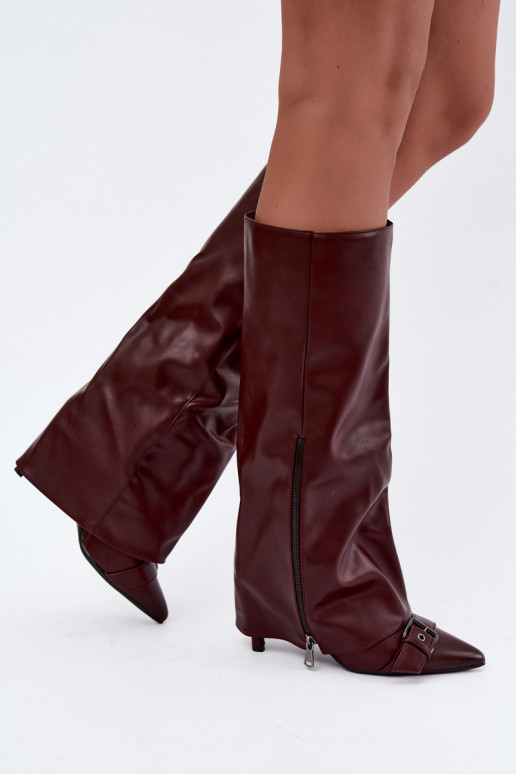 botas altas aisladas con tacones finos y hebillas en color burdeos Kelra