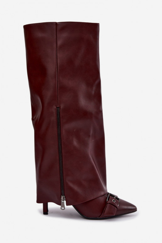botas altas aisladas con tacones finos y hebillas en color burdeos Kelra