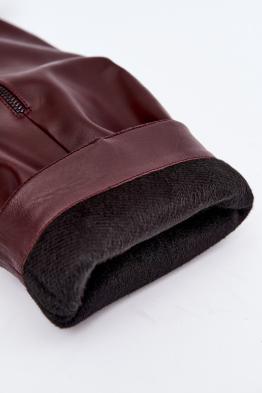 botas altas aisladas con tacones finos y hebillas en color burdeos Kelra