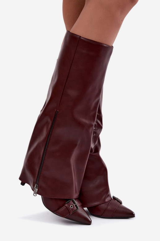 botas altas aisladas con tacones finos y hebillas en color burdeos Kelra