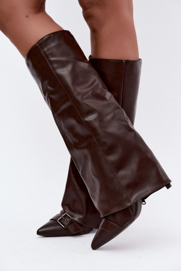 botas altas aisladas con tacones finos y hebillas en color marrón Kelra 2