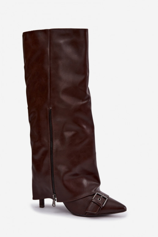 botas altas aisladas con tacones finos y hebillas en color marrón Kelra