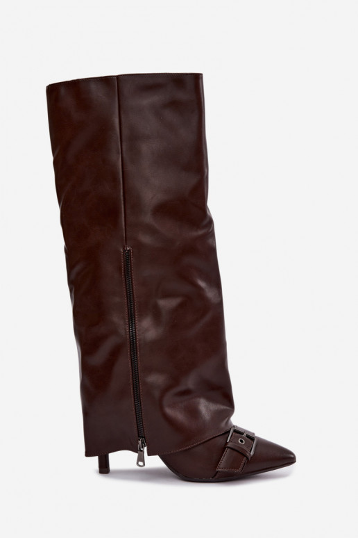 botas altas aisladas con tacones finos y hebillas en color marrón Kelra