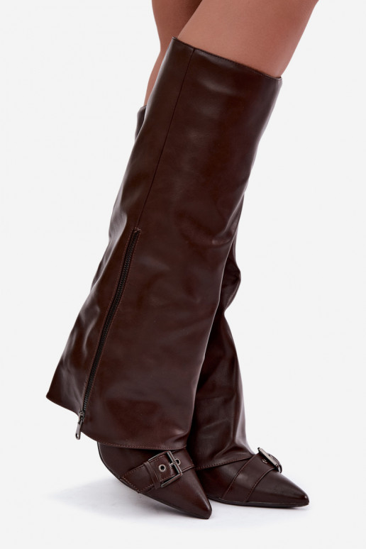 botas altas aisladas con tacones finos y hebillas en color marrón Kelra