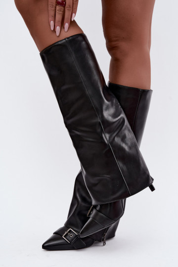 botas altas aisladas con tacones finos y hebillas en color negro Kelra