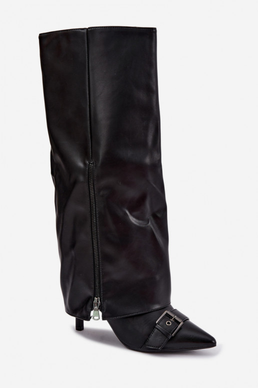 botas altas aisladas con tacones finos y hebillas en color negro Kelra