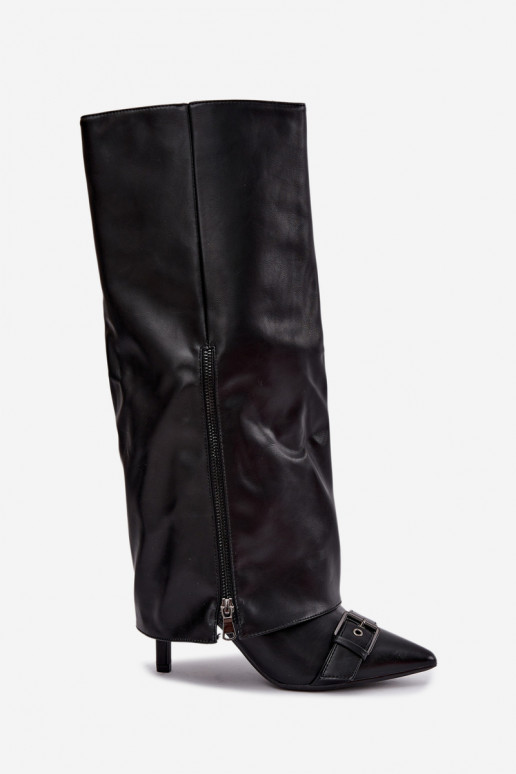 botas altas aisladas con tacones finos y hebillas en color negro Kelra