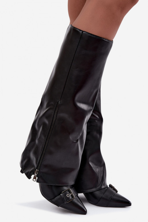 botas altas aisladas con tacones finos y hebillas en color negro Kelra
