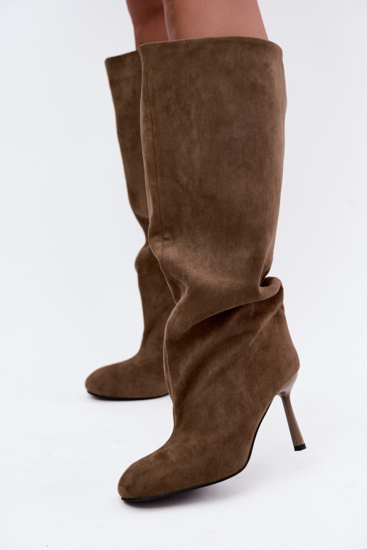 botas altas para mujer slip-on con tacones finos en color caqui Caliya