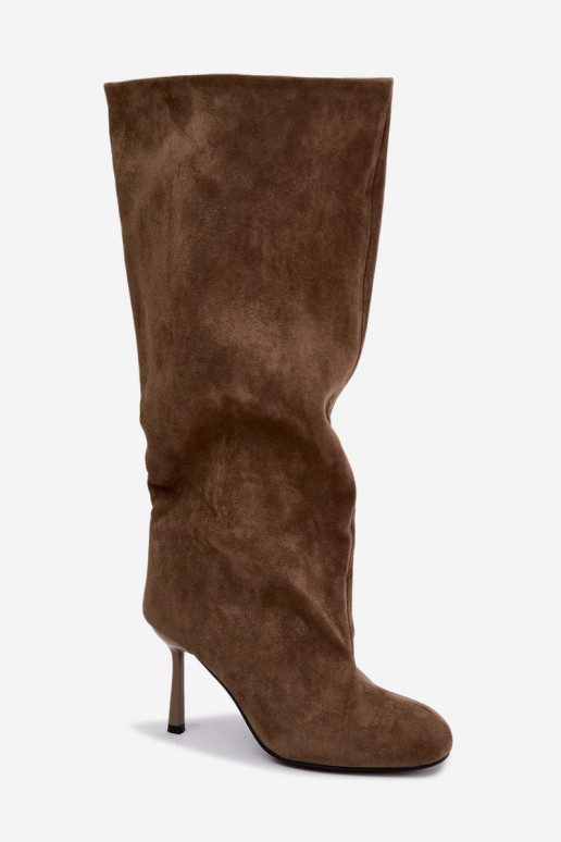 botas altas para mujer slip-on con tacones finos en color caqui Caliya